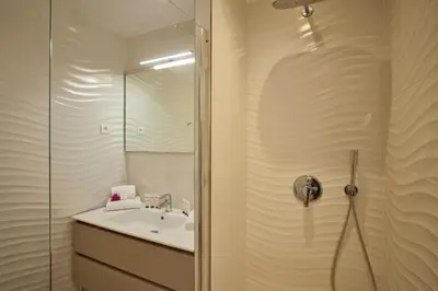 a bathroom with a sink and a shower at Résidence Arco Plage in Olmeto