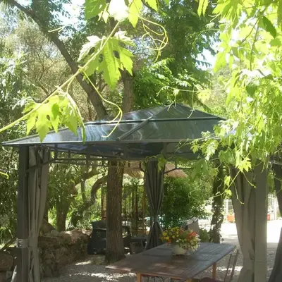 Demeure traditionnelle en pierre avec piscine