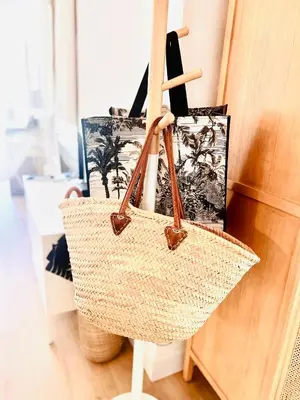 a straw tote bag on a stand in a room at Loft entre mer et campagne à 5 min d'Ajaccio classé 4 étoiles in Alata
