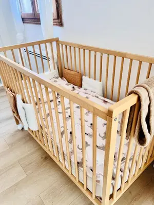 a wooden crib in a room at Loft entre mer et campagne à 5 min d'Ajaccio classé 4 étoiles in Alata