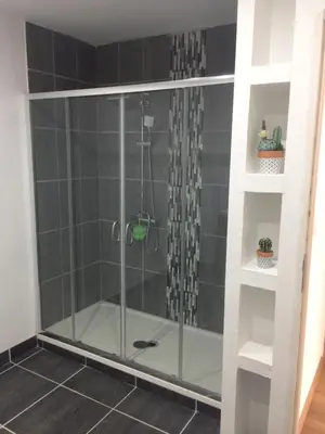 a shower with a glass door in a bathroom at Fresi Gustave in Levie