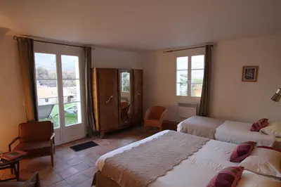 a hotel room with two beds and a window at Casa Vanella in Casamaccioli