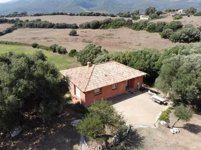 an aerial view of a small house in a field at Villa A LICCIA in Figari