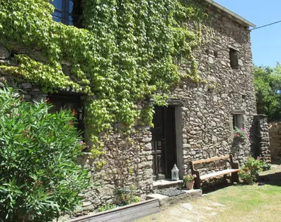 a stone building with a bench in front of it at Sole e Ventu 30qm in San-Giovanni-di-Moriani