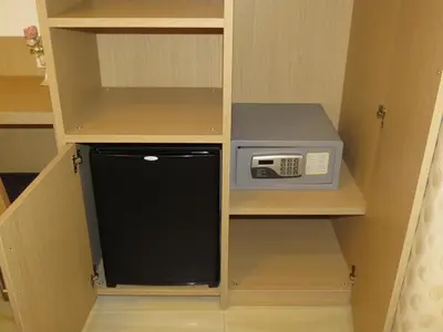 a small kitchen with a microwave and a small refrigerator at Hôtel Mare E Monti in Piana