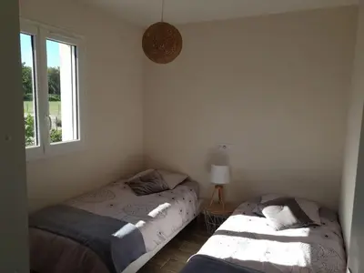 two beds in a room with a window at Villa di Pardisoli in Prunelli-di-Fiumorbo