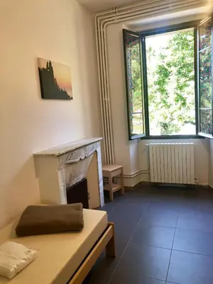 a living room with a fireplace and a window at U Castellu in Vero