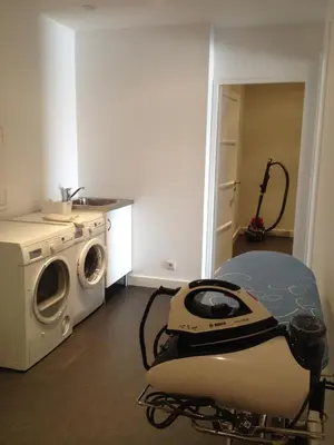 a room with a washing machine next to a washer at VILLA GOLFE AJACCIO près des plages in Ajaccio