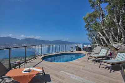 a deck with a swimming pool on top of a house at Villa No Stress Aria di Petra in Olmeto