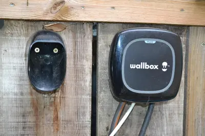 a black computer mouse with a black cat on it at Maison de la Vigne in Venzolasca