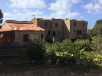 a house in the middle of a yard at Suarella in Propriano