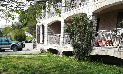 a green truck parked next to a building with a balcony at Belle maison de charme ancien, vue mer et montagne in Casalabriva