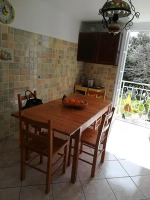 a kitchen table with a bowl of fruit on it at Belle maison de charme ancien, vue mer et montagne in Casalabriva