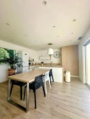 a kitchen and dining room with a table and chairs at VILLA JUWEN in Oletta