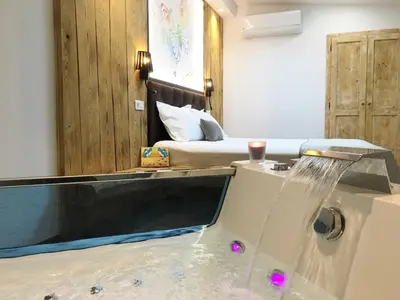a room with a bath tub with water coming out of it at Hôtel Cantu di Fiumu in Zonza