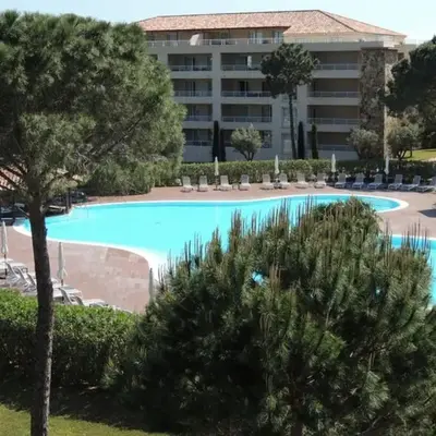 Appartement vue piscine dans résidence de standing