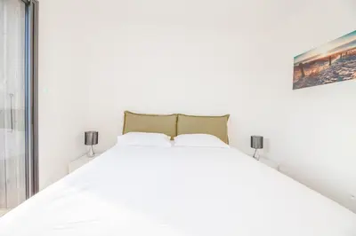 a white bed in a room with a window at Casa Fiumu Oso in San-Gavino-di-Carbini