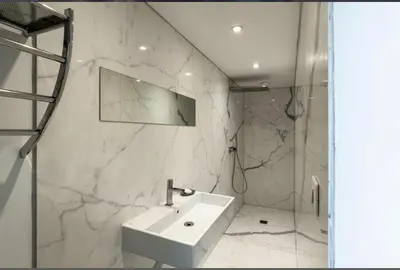a white bathroom with a sink and a mirror at Villa Leccia di Lorello in Grosseto-Prugna