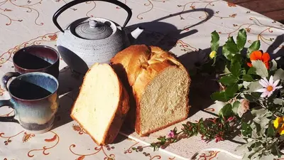 a table with two slices of bread and a tea pot at U mè sognu in Arbellara