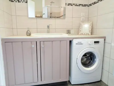 a bathroom with a washing machine and a sink at U mè sognu in Arbellara