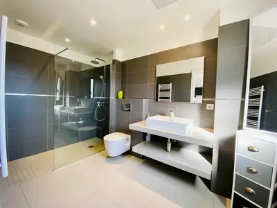 a bathroom with a sink and a shower and a toilet at Studio tout confort en centre ville in Propriano