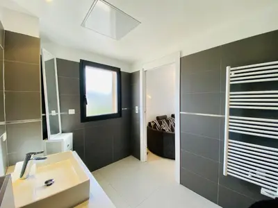 a bathroom with a sink and a mirror at Studio tout confort en centre ville in Propriano
