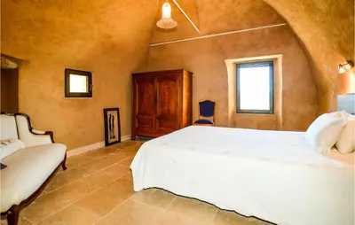 a bedroom with a white bed and a window at Awesome Home In Ville-Di-Paraso in Ville-di-Paraso