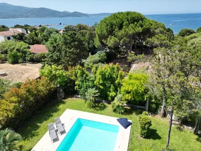 an aerial view of a swimming pool in a garden at Villa Macalia in Pietrosella