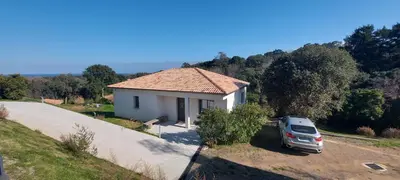 a small white house with a car parked in front at Corse et Zen VILLA SUR LES BOIS 85m2 5à7 pers in Taglio-Isolaccio