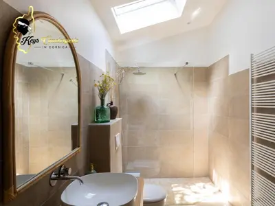 a bathroom with a sink and a toilet at Villa Acciagina 10 pers PISCINE VUE MER PINARELLO Climatisée in Pinarellu