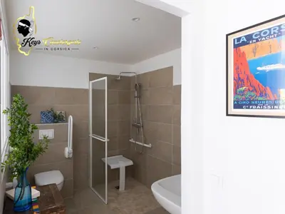 a bathroom with a shower and a bath tub at Villa Acciagina 10 pers PISCINE VUE MER PINARELLO Climatisée in Pinarellu