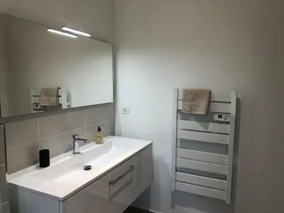 a bathroom with a sink and a mirror at Villa calme luxueuse et proche plage saint-cyprien in Lecci
