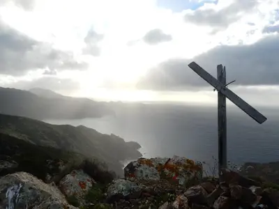 a cross on top of a mountain with the ocean at Villa Primavera in Galeria
