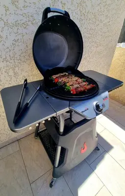 a grill with a pan on top of it at Maison U nidu à 500m de la mer in Cervione