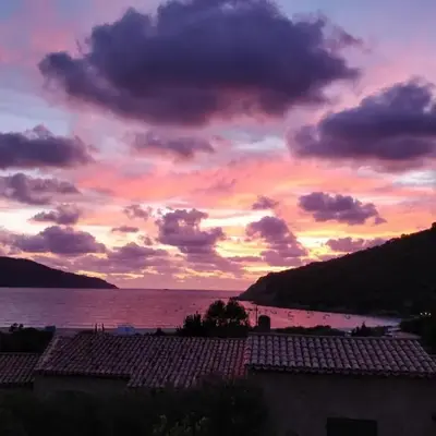 Demi villa à 150m de la plage avec vue sur mer
