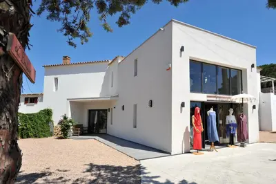 a white house with mannequins in front of it at Clemente en aparté sud in Lecci