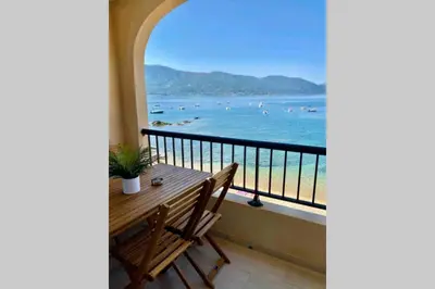 a balcony with a table and a view of the ocean at Studio 3 personnes Front de Mer in Tiuccia