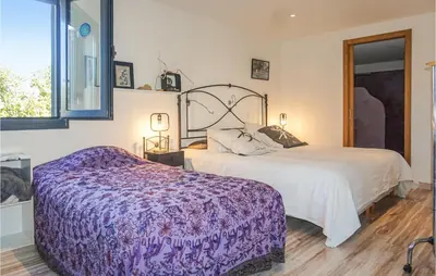 a bedroom with two beds and a window and a bed sidx sidx sidx at 3 Bedroom Awesome Home In Calenzana in Calenzana