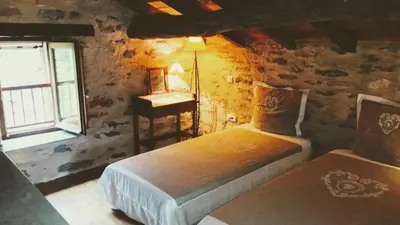 a bedroom with two beds and a window at U Vechju Mulinu in Ortiporio