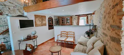 a living room with a couch and a tv at U Vechju Mulinu in Ortiporio