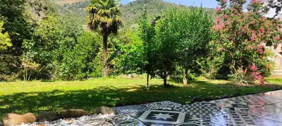 a garden with a table in a field with trees at U Vechju Mulinu in Ortiporio