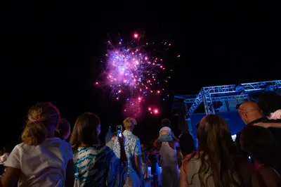 a crowd of people watching a fireworks show at Camping Merendella in San-Nicolao