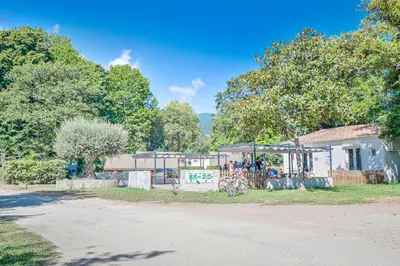 a group of people standing next to a building with a giraffe at Camping Merendella in San-Nicolao