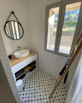a bathroom with a sink and a mirror at Résidence Casarella Lama in Lama