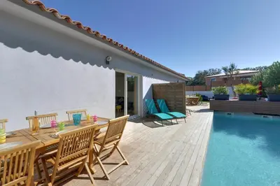 a bedroom with a large bed and two windows at Villa Orethaga appart Ghjallu in Porto-Vecchio