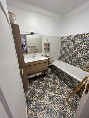 a bathroom with a tub and a sink and a bath tub at Appartement climatisé F3 proche plage port et aéroport in Ajaccio