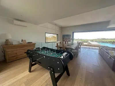 a room with a pool table in the middle of a room at Villa de luxe surplombant la mer, piscine suspendue in Pianottoli-Caldarello