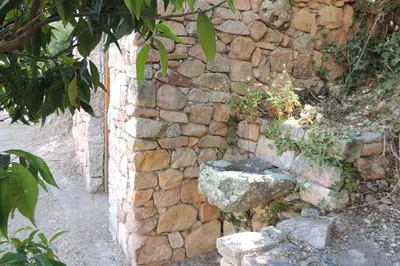 a stone wall with a stone bowl on it at L'Ortu Di Pisettu -2 in Conca