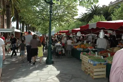 a crowd of people walking around an outdoor market at T2 type new yorkais in Ajaccio