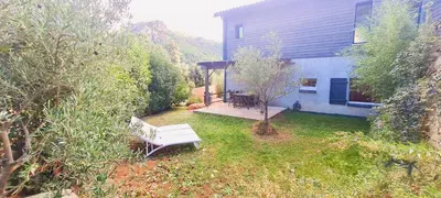 a white bench sitting in the yard of a house at Appt Bruscaghju 6 pers 10 min rivière à pieds xx 15 min plage en voiture in Sainte-Lucie de Porto-Vecchio